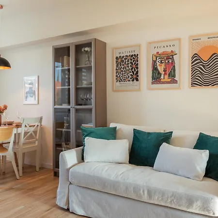 Cozy With Balcony Near Old Town By Rent Like