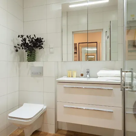 Cozy With Balcony Near Old Town By Rent Like