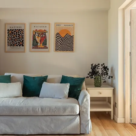 Apartman Cozy With Balcony Near Old Town By Rent Like